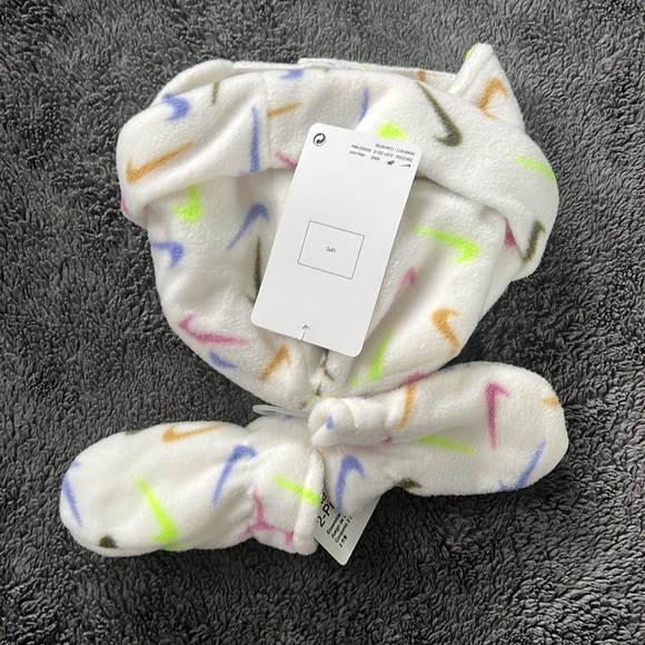 Nike infant hat and mitten set - Picture 6 of 6